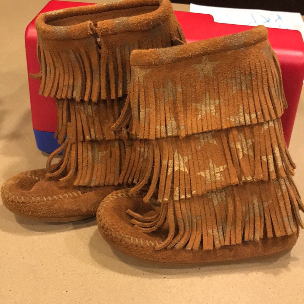 Minnetonka fringed girls boot. Girl size 10